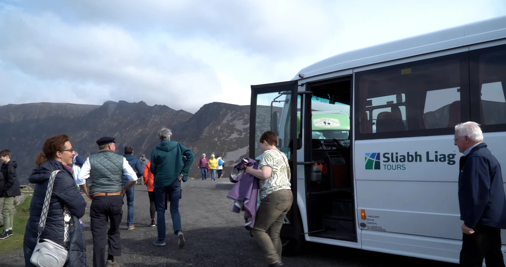 Sliabh Liag Tour passengers walking towards the viewpoint, excited for their adventure with Sliabh Liag Cliff Tour.